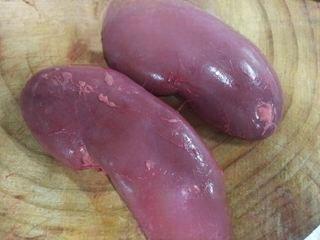 Pork Kidney Stir-Fry step 1: Select fresh pork kidneys.