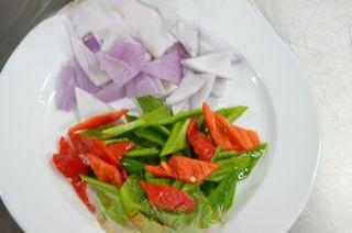 Pork Kidney Stir-Fry step 10: Prepare sliced green and red peppers, as well as onion slices.