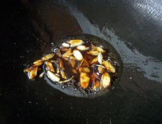 Pork Kidney Stir-Fry step 12: Heat a small amount of oil in the pan, add chopped garlic and ginger, then stir-