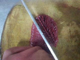 Pork Kidney Stir-Fry step 7: Cut vertically across the scored lines to create a flower pattern.