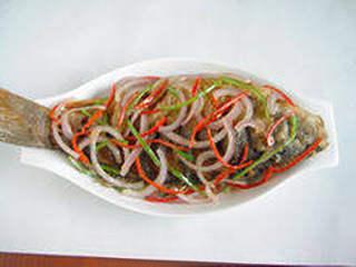 Recipe step 12: Evenly spread the stir-fried side dishes over the fish.