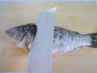 Recipe step 3: After removing the fish bones, cut diagonal slashes on both sides of the carp st