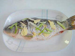 Recipe step 5: Place the carp in a large dish, evenly coat it with cooking wine and salt. Add c