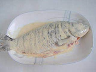 Recipe step 7: Coat the marinated carp evenly with batter on both sides.