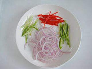 Recipe step 9: While the fish is frying, prepare the side dishes: cut half a green pepper and h