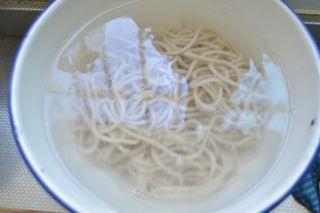 Buckwheat and Pork Stew with Noodles step 15: After rinsing under cold water, serve with the pork sauce. The texture is very c