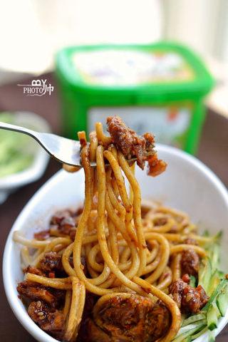 Buckwheat and Pork Stew with Noodles step 16: Pour the cooked spicy bean paste over the noodles.
