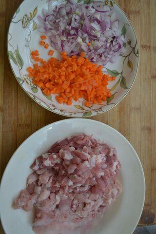 Buckwheat and Pork Stew with Noodles step 5: Separate the fat from the lean pork belly and cut into small pieces. Marinate in