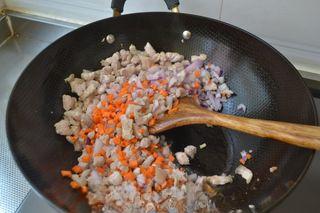 Buckwheat and Pork Stew with Noodles step 7: Add the chopped onions and carrots and stir-fry for 2 minutes.