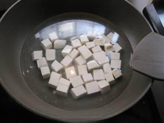 Steamed Tofu with Minced Pork step 1: Cut the tofu into small pieces and boil in water.