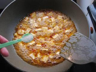 Steamed Tofu with Minced Pork step 13: Add a small spoonful of sugar at the end to enhance flavor.