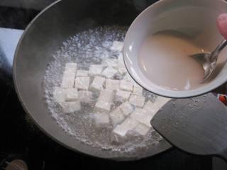 Steamed Tofu with Minced Pork step 3: Then pour in some starch slurry.