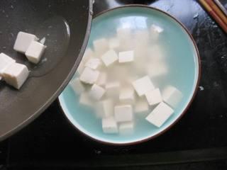 Steamed Tofu with Minced Pork step 4: Transfer the tofu along with the broth into a large bowl for later use.