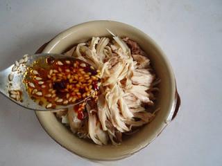 Spicy Chicken Thigh Salad step 10: Pour the prepared dressing over the shredded chicken.