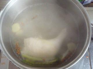 Spicy Chicken Thigh Salad step 3: Once boiling, reduce heat to medium-low and simmer for 10 minutes before turning
