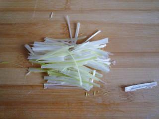 Spicy Chicken Thigh Salad step 6: Cut scallions into thin strips.