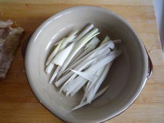 Spicy Chicken Thigh Salad step 7: Arrange the sliced scallions at the bottom of a serving dish.