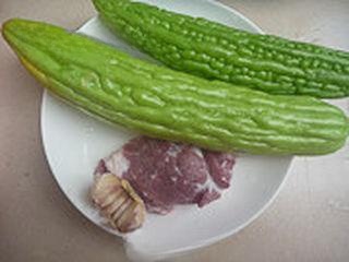 Bitter Gourd and Pork Stir-Fry step 1: Prepare the ingredients.