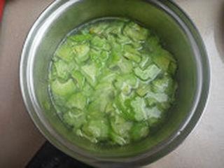 Bitter Gourd and Pork Stir-Fry step 4: Blanch the bitter gourd after cutting it into pieces.