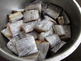 Braised Cod with Tomato Sauce step 1: Wash the cod and cut it into pieces.